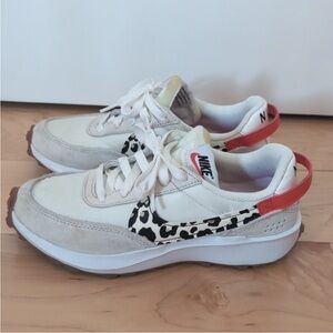 Nike Women's Waffle Debut sneaker size 6